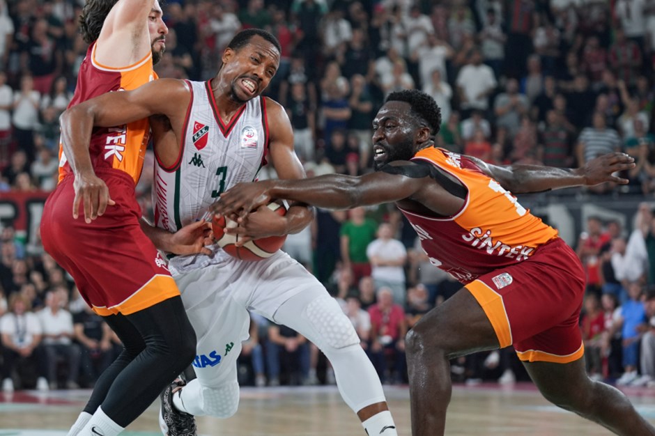 Olaylı maçta Pınar Karşıyaka, Galatasaray Ekmas'ı devirip Anadolu Efes'in rakibi oldu