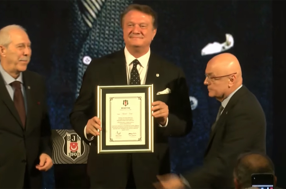 İkili arasında yaşanan arbedede yöneticiler araya girerek ayırdı. Kulüp tarafından yapılan açıklamada yaşananlarla ilgili soruşturma başlatıldığını duyurdu.