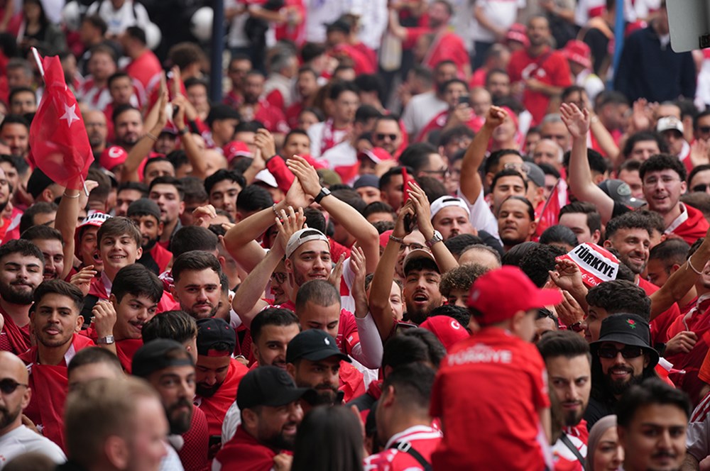 Milli Komandaya böyük dəstək: Dortmund küçələri qırmızı və ağ rəngdədir - Foto 15