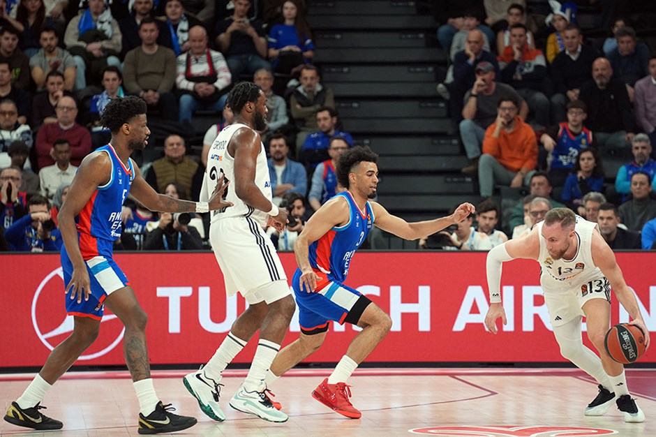 Anadolu Efes çift maç haftasına galibiyetle başladı