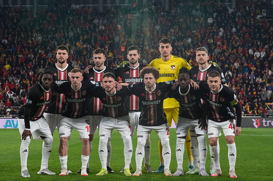 Süper Lig maçına kaleci damgası: Penaltı kurtardı, asist yaptı  - 3. Foto