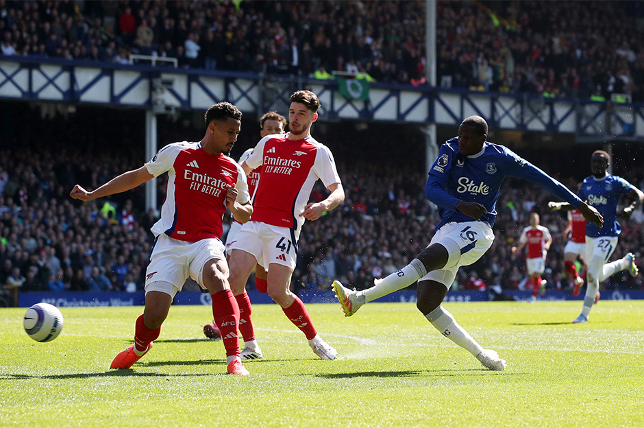 Premier Lig'de ilginç anlar: Hakem maçı erken bitirdi, ortalık karıştı  - 1. Foto