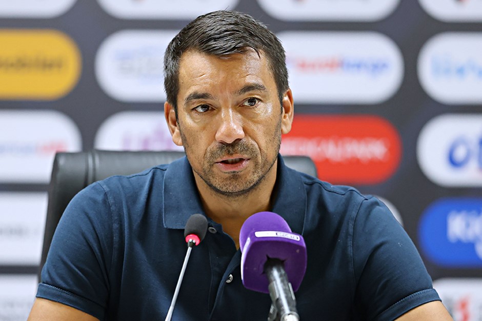 Van Bronckhorst'tan transfer sözleri: "Daha güçlü bir kadro..."