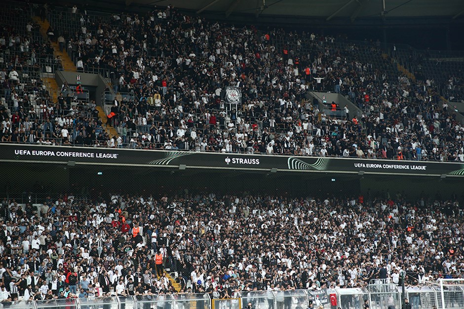 Beşiktaş tribünlerinde görülmemiş protesto! Sahaya sırtlarını döndüler