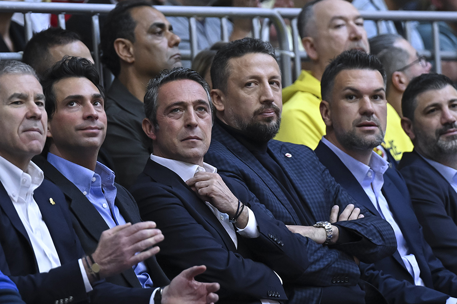 Fenerbahçe şampiyonluk kupasını kaldırdı   - 2. Foto