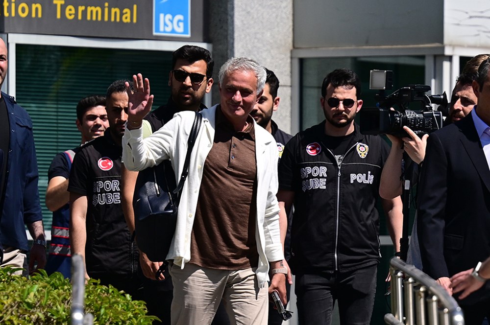 Mourinho'dan taraftarla ilk buluşma: Apron dışına çıktı, taraftarı selamladı  - 4. Foto