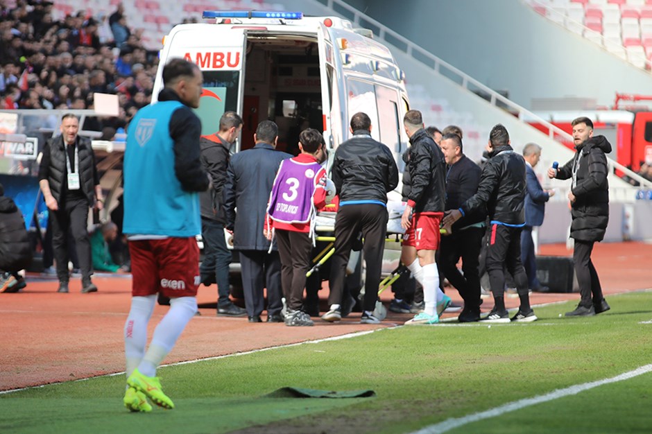 SON DAKİKA | Sivasspor - Pendikspor maçında talihsiz sakatlık: Bartuğ Elmaz hastanaye kaldırıldı