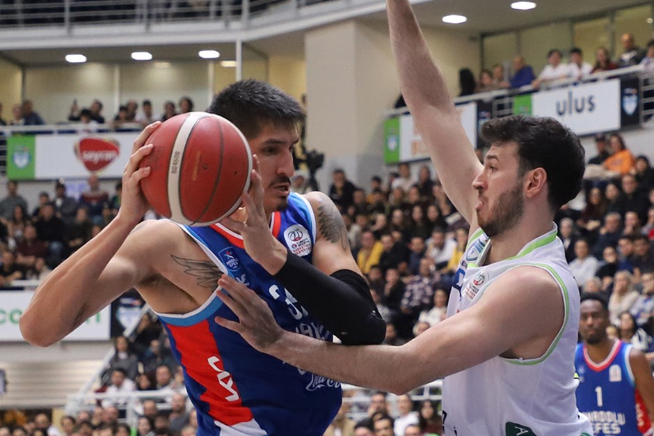 Anadolu Efes deplasmanda 33 sayı farkla kazandı