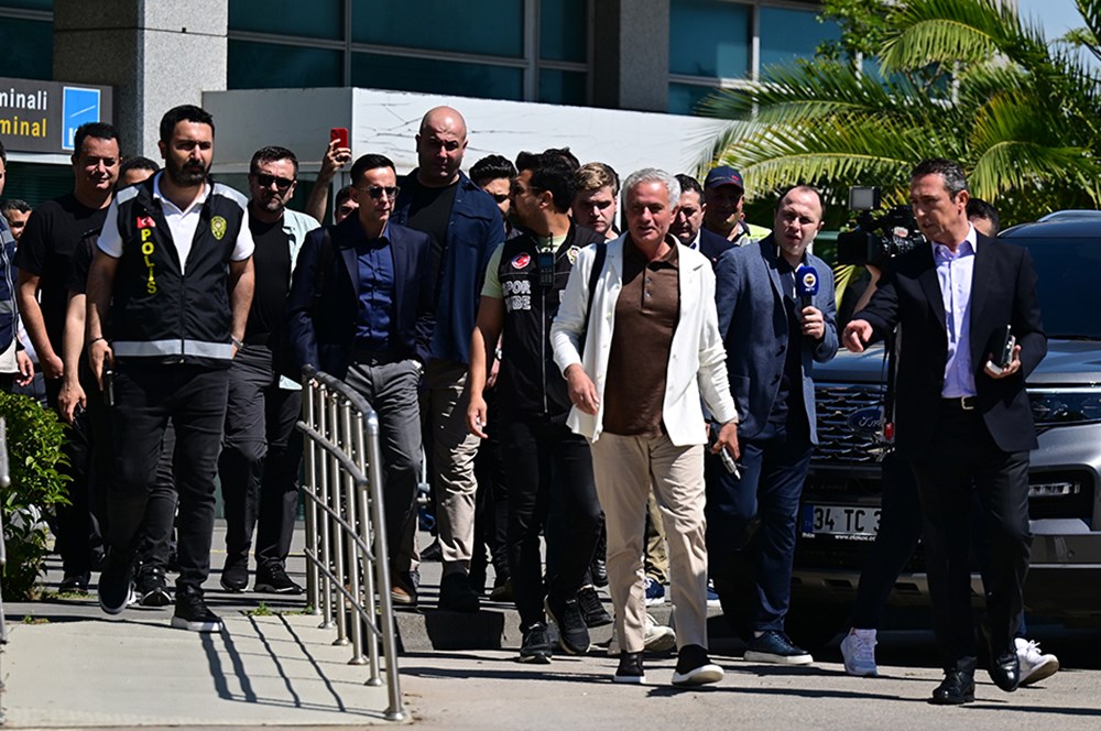 Mourinho'dan taraftarla ilk buluşma: Apron dışına çıktı, taraftarı selamladı  - 9. Foto