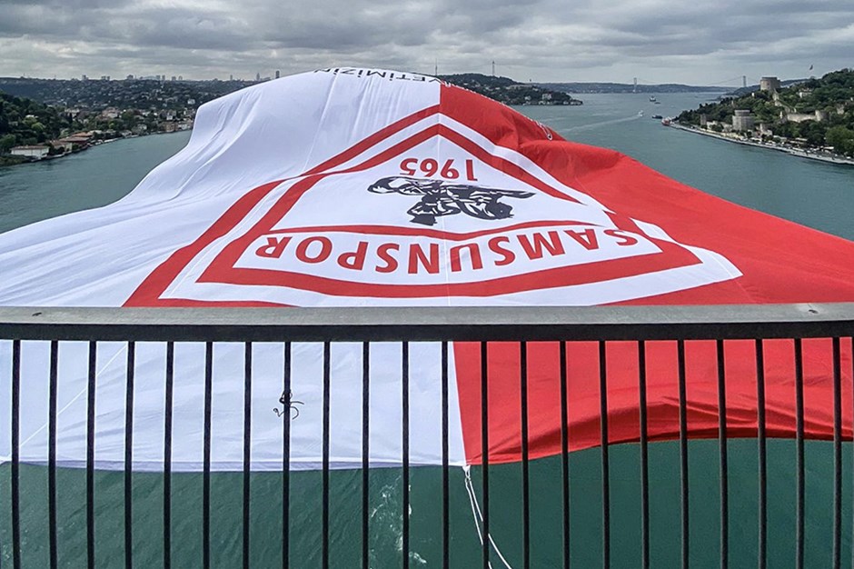 Samsunspor'un bayrakları İstanbul Boğazı'ndaki köprülere asıldı