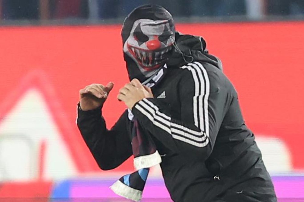 Olaylı maçta sahaya giren maskeli taraftarla ilgili detaylar ortaya çıktı  - 3. Foto