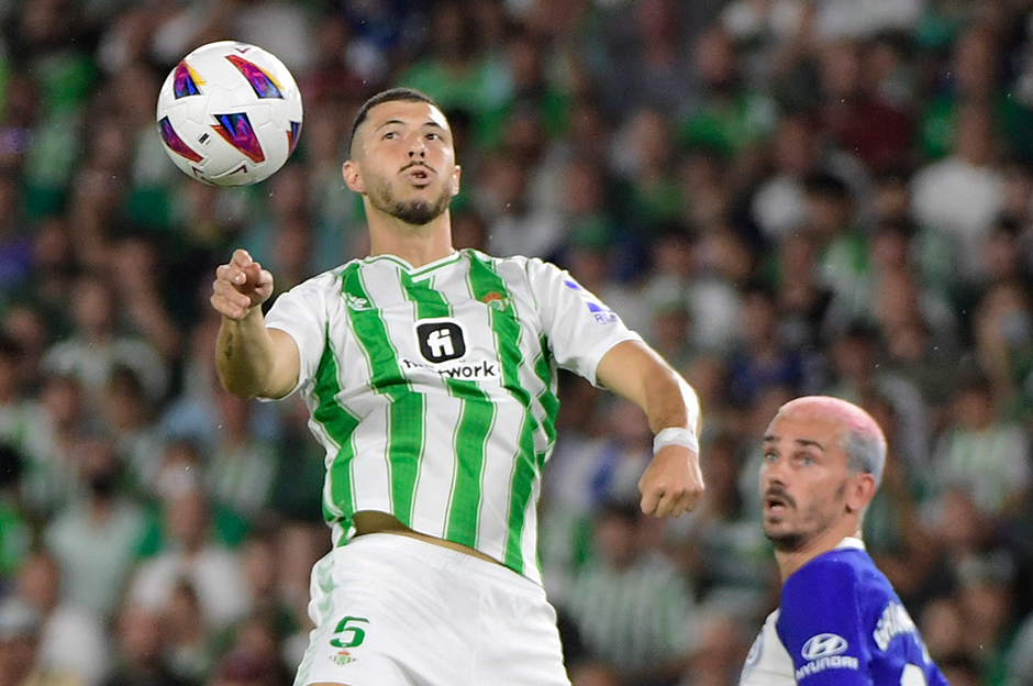 Geride bıraktığımız sezonda Real Betis ile 29 maça çıkıp 2241 dakika sahada kalan tecrübeli orta saha 2 gol, 1 asistlik skor katkısı vermişti.