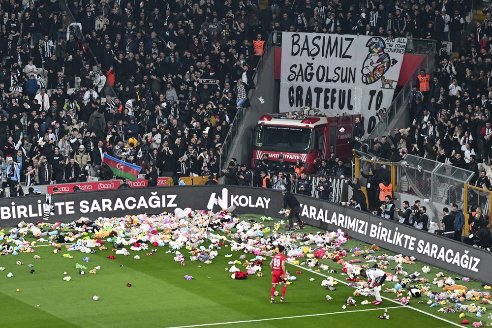 Beşiktaş - Antalyaspor maçı sırasında taraftarlardan oyuncak atıldı  - 4. Foto