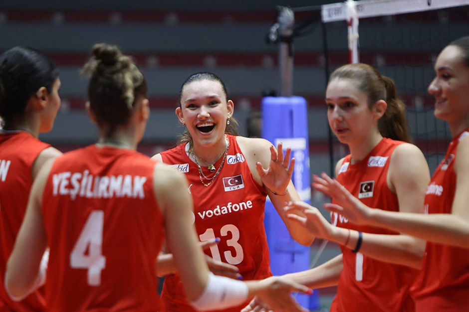 U20 Kadın Voleybol Milli Takımı, Avrupa Şampiyonası'nda yarı finali garantiledi