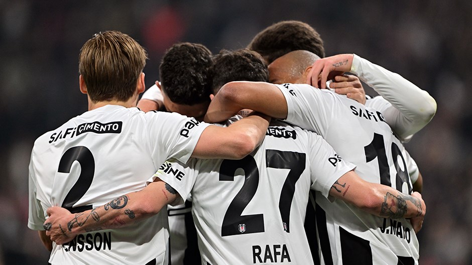 Beşiktaş, Galatasaray'ı 2-1 Yendi: Trendyol Süper Lig'de Şok Sonuc!