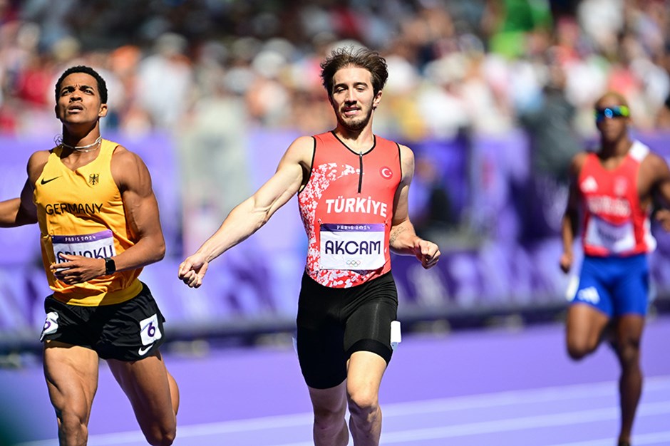 Berke Akçam, 400 metre engellide yarı finale kaldı