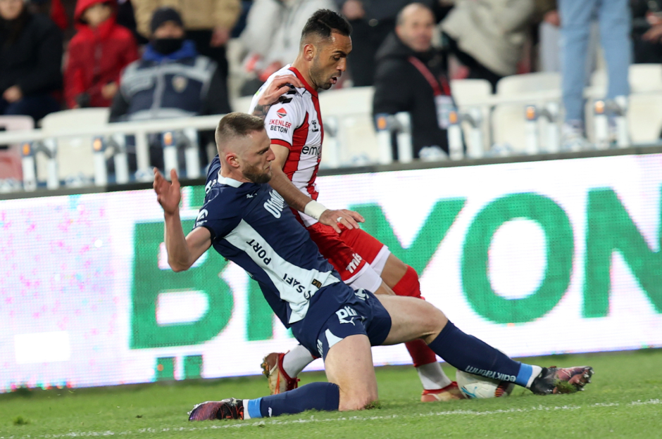 Skriniar, Fenerbahçe formasıyla 16 maçta forma giydi. 30 yaşındaki stoper bu karşılaşmalarda 2 gol ve 2 asistlik performansa imza attı.