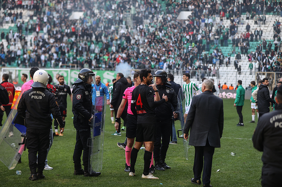 Bursaspor - Diyarbekirspor maçında arbede: 6 kırmızı kart çıktı  - 10. Foto