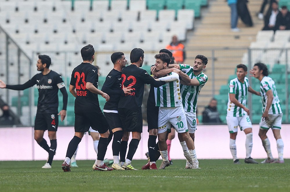 Bursaspor - Diyarbekirspor maçında arbede: 6 kırmızı kart çıktı - 7. Foto