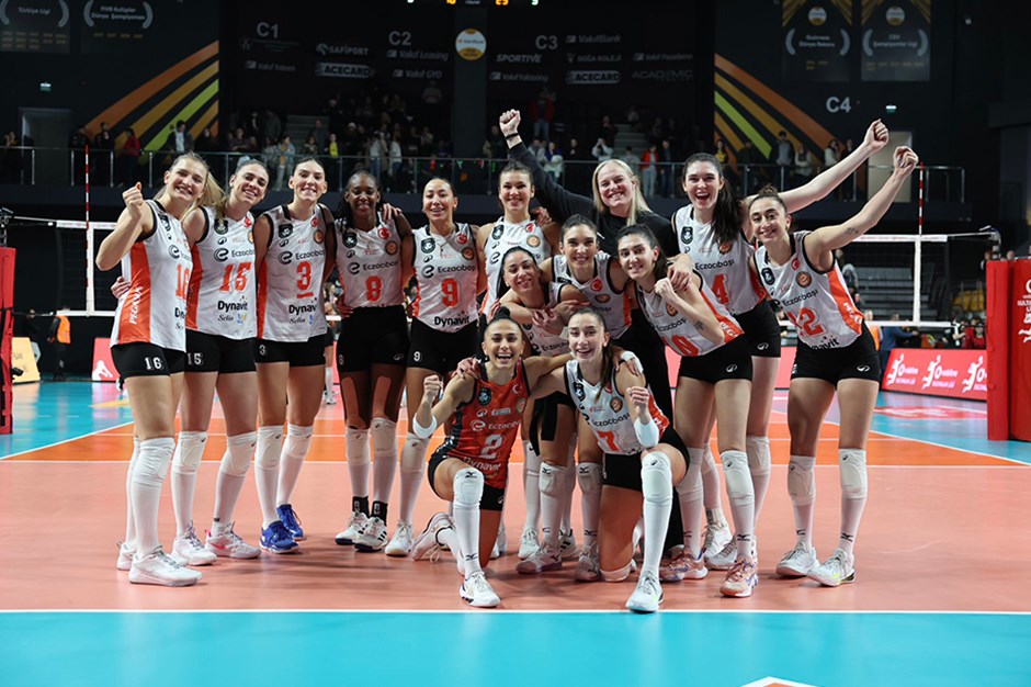 Eczacıbaşı Dynavit derbide Vakıfbank'ı rahat yendi