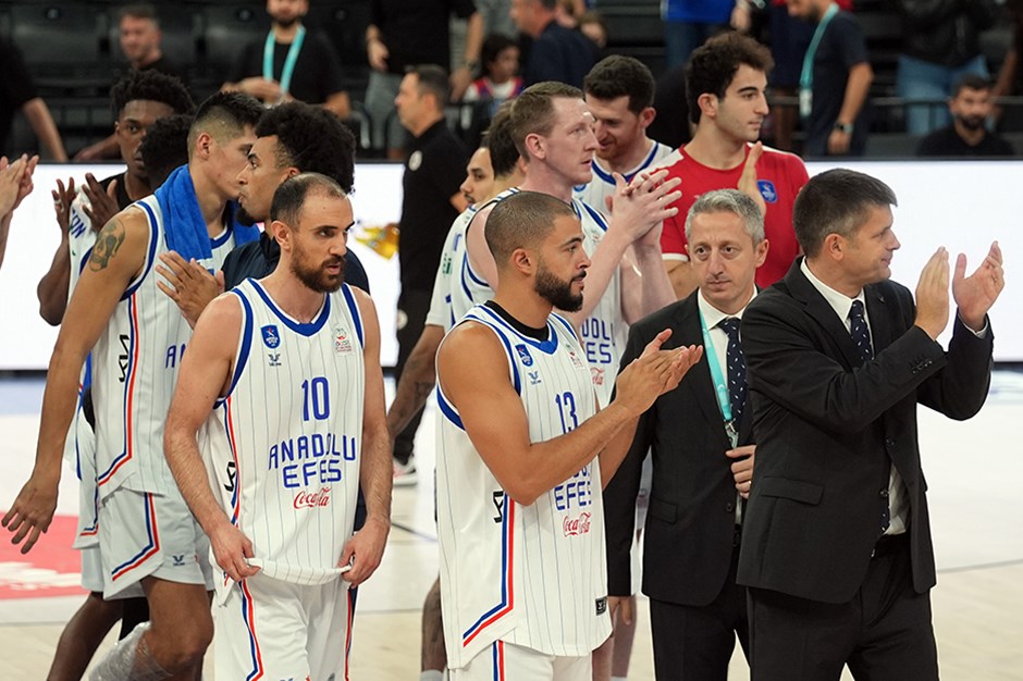 Anadolu Efes'ten 100 sayılık galibiyet