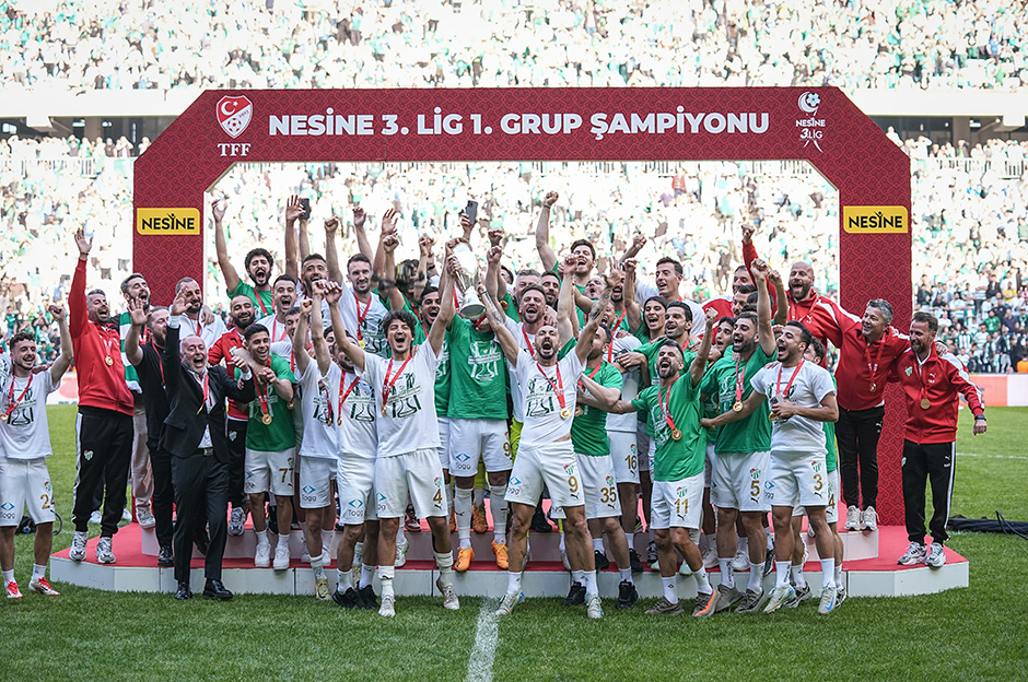 Bursaspor şampiyonluk kupasını 45 bin kişinin önünde aldı  - 10. Foto