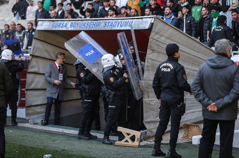 Bursaspor - Diyarbekirspor maçında arbede: 6 kırmızı kart çıktı - 5. Foto