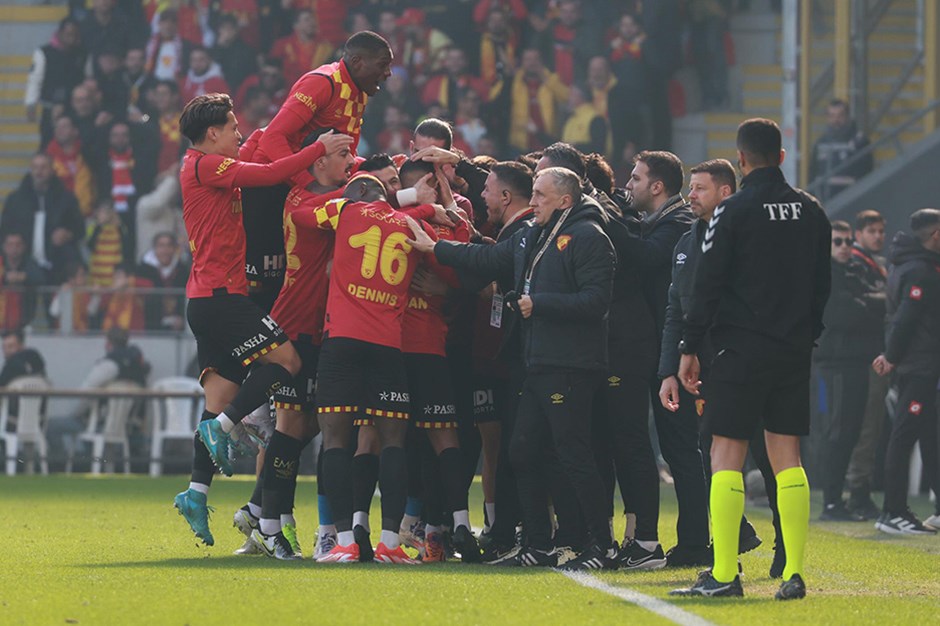 Göztepe'nin yeni golcüsü, Fenerbahçe maçı öncesi imzayı atıyor