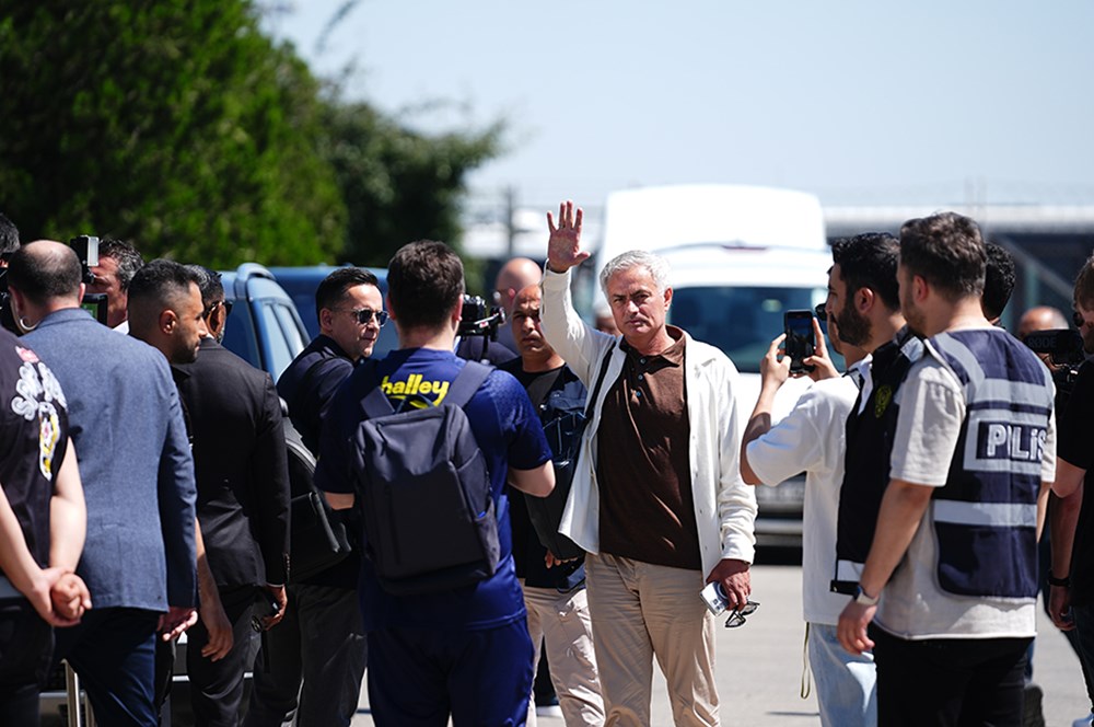 Mourinho'dan taraftarla ilk buluşma: Apron dışına çıktı, taraftarı selamladı  - 12. Foto