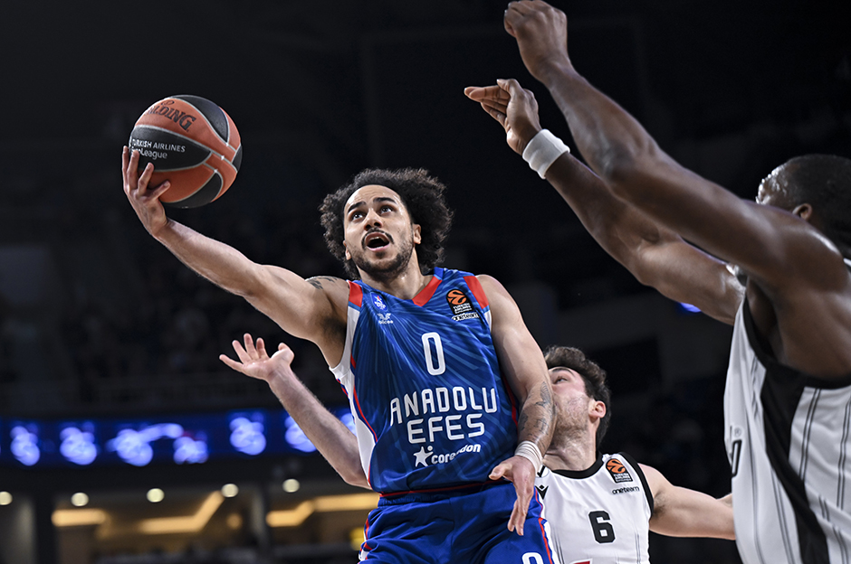 Anadolu Efes Dominates Virtus Segafredo Bologna in EuroLeague Showdown