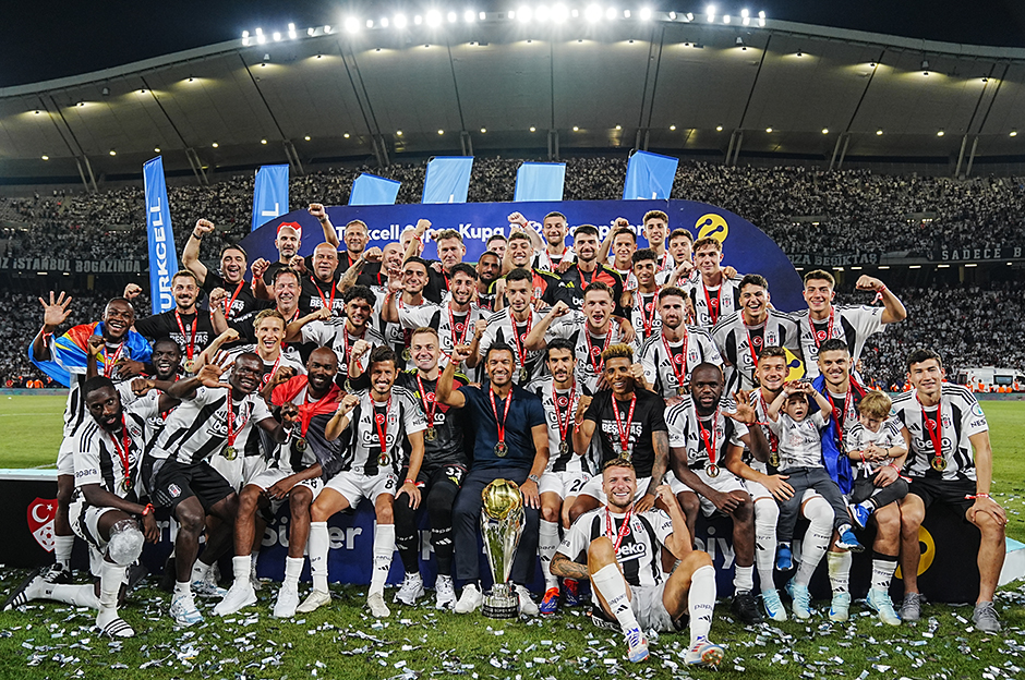 Beşiktaş'ın tarihi zaferi Avrupa'da manşetlerde: "Van Bronckhorst, Galatasaray'ı katletti"  - 15. Foto