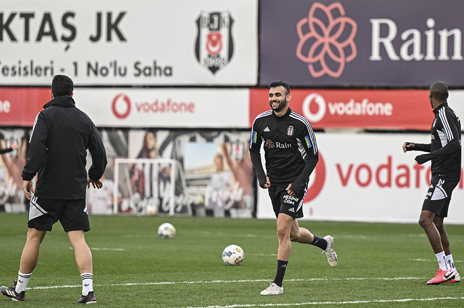 Ghezzal geri döndü, kampın yıldızı oldu - 5. Foto