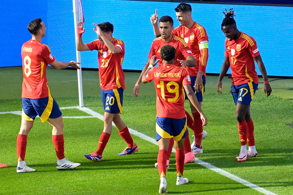 İspanya ilk yarıda bulduğu gollerle kazandı, galibiyetle başladı