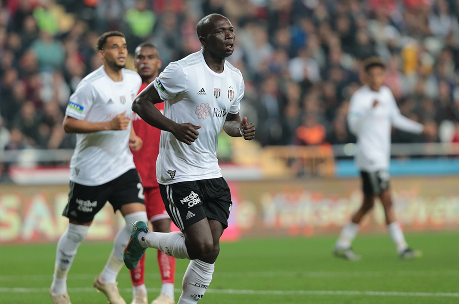 Beşiktaş, Antalyaspor karşısında 10 kişi kalmasına rağmen 3-1 kazandı! Beşiktaş, Antalyaspor karşısında 10 kişi kalmasına rağmen 3-1 kazandı!