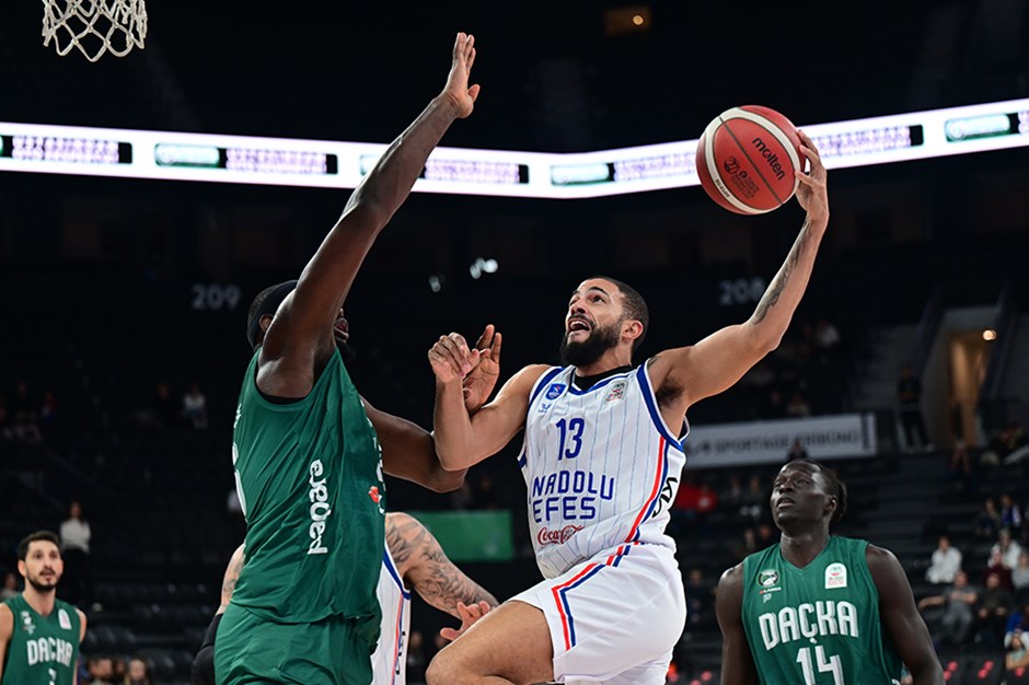 Anadolu Efes evinde kazandı: Ligde 3'te 3