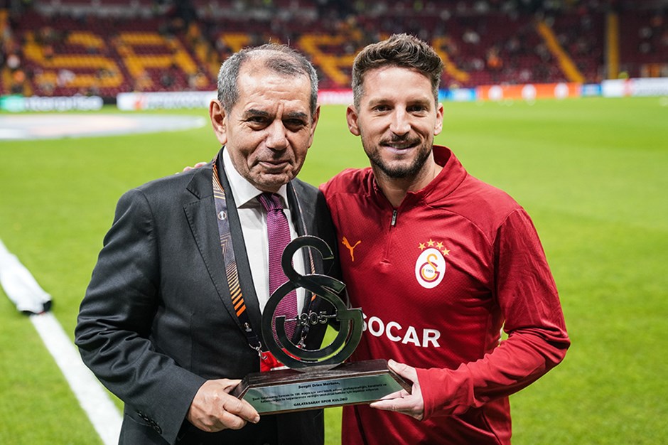 Dursun Özbek'ten Dries Mertens'e plaket