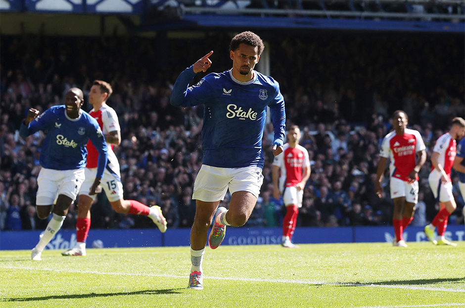 Premier Lig'de ilginç anlar: Hakem maçı erken bitirdi, ortalık karıştı  - 4. Foto