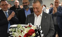 Beşiktaş Başkanı Ahmet Nur Çebi, kulüp çalışanlarıyla vedalaştı 