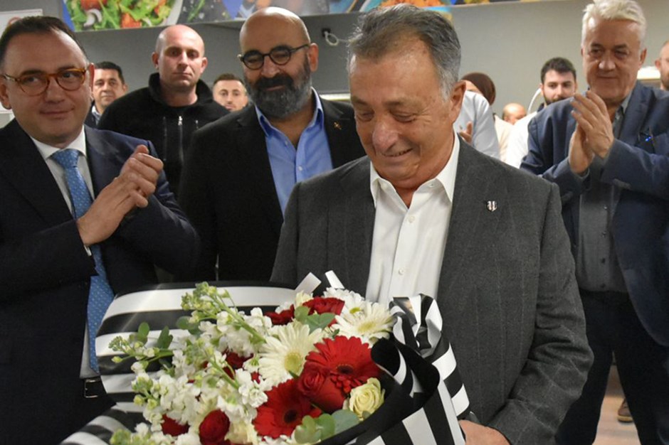 Beşiktaş Başkanı Ahmet Nur Çebi, kulüp çalışanlarıyla vedalaştı 