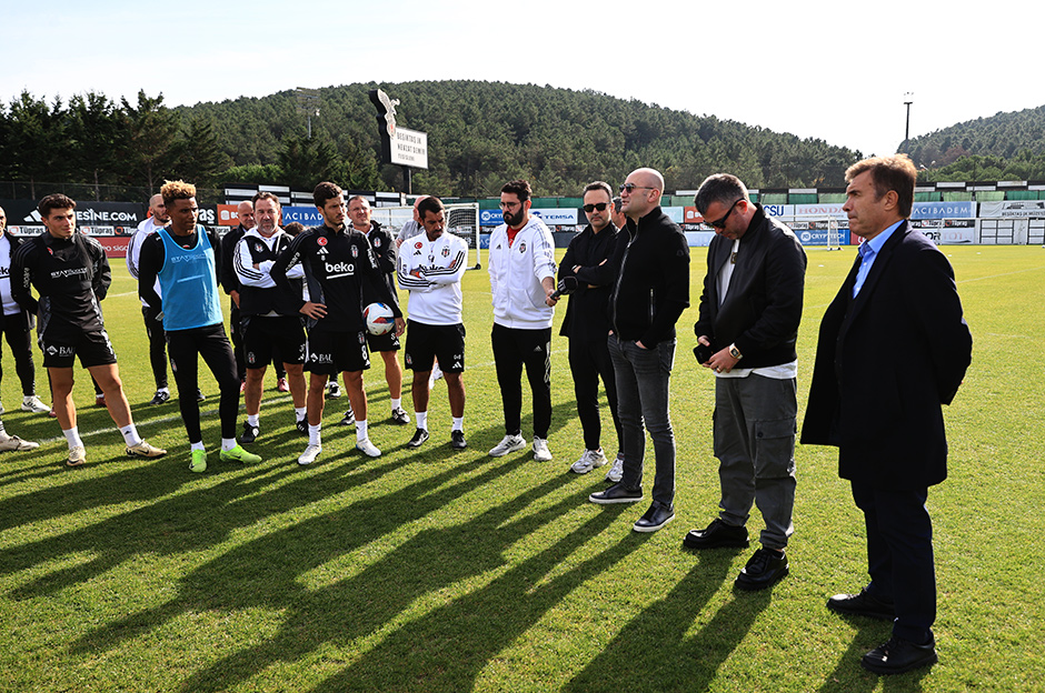 Beşiktaş Yönetimi'nden Ümraniye çıkarması: Van Bronckhorst ve futbolcularla görüştüler  - 2. Foto
