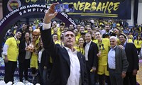Fenerbahçe şampiyonluk kupasını kaldırdı 