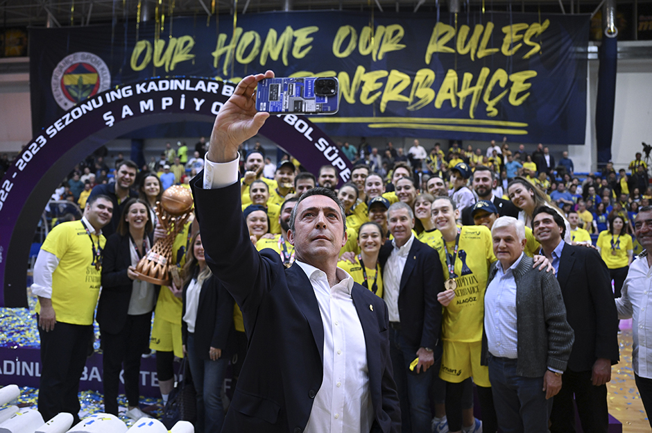 Fenerbahçe şampiyonluk kupasını kaldırdı   - 1. Foto