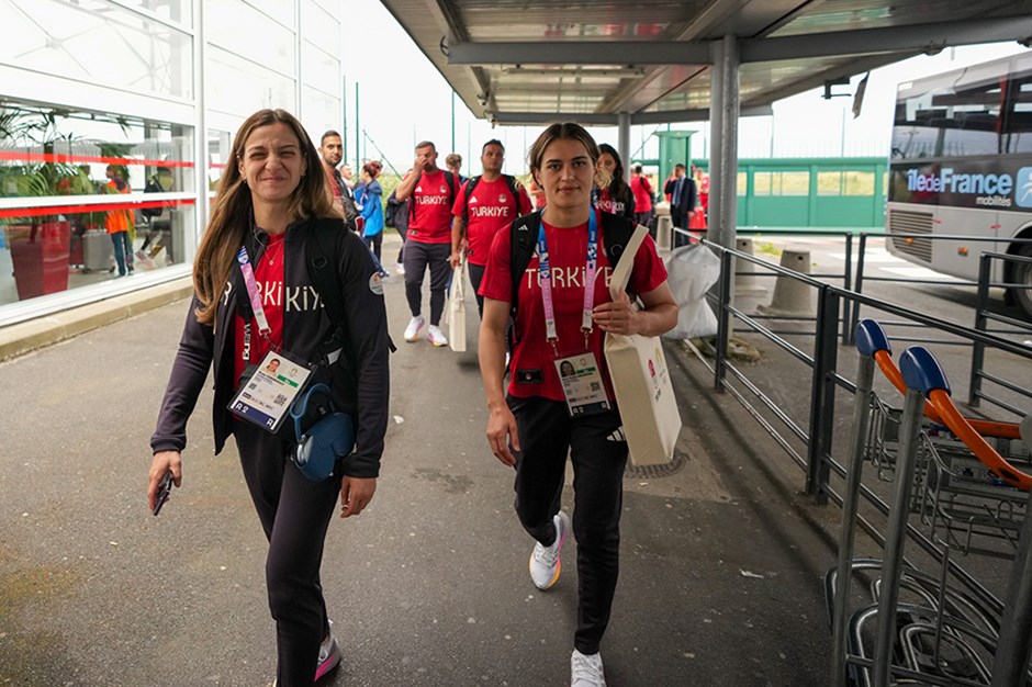 Paris'te mücadele edecek milli sporcular Fransa'ya geldi