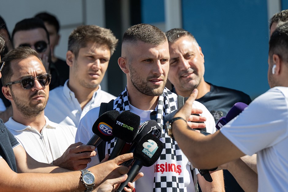 Beşiktaş Ante Rebic transferini KAP'a bildirdi