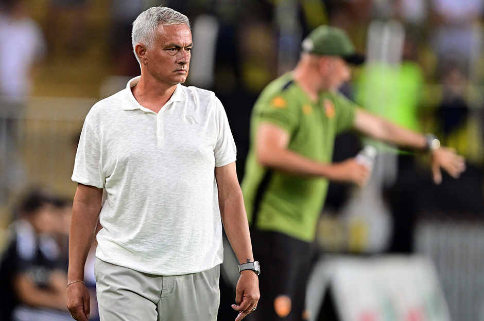 Transfer çalışmalarını sürdüren Fenerbahçe bir yandan da takımdan ayrılacak isimler üzerinde mesai harcıyor.