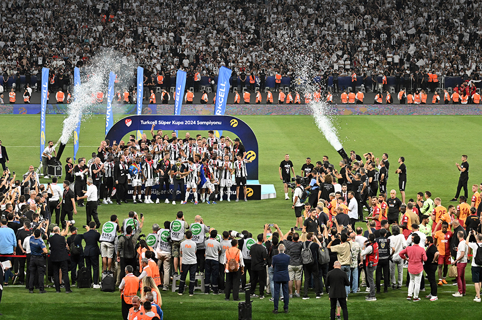 Beşiktaş'ın tarihi zaferi Avrupa'da manşetlerde: "Van Bronckhorst, Galatasaray'ı katletti"  - 12. Foto