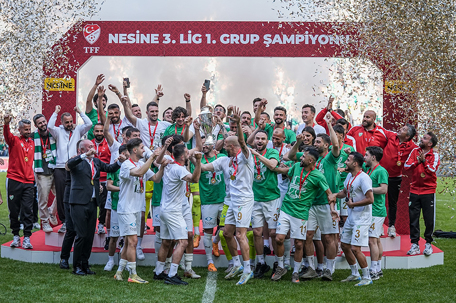 Bursaspor şampiyonluk kupasını 45 bin kişinin önünde aldı  - 8. Foto