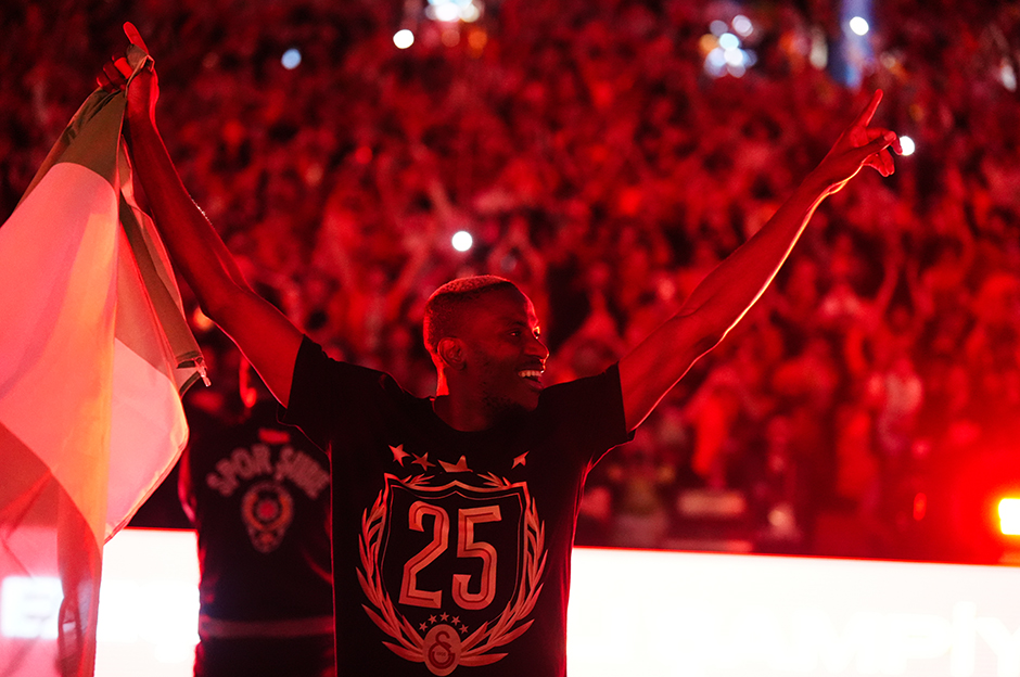 Galatasaraylı futbolcular şampiyonluğu taraftarlarla kutladı - 8. Foto