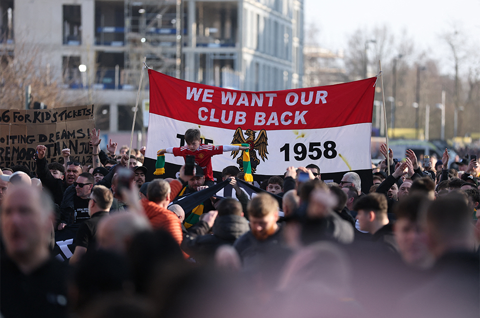 Dev maç öncesinde Manchester United taraftarlarından protesto  - 2. Foto