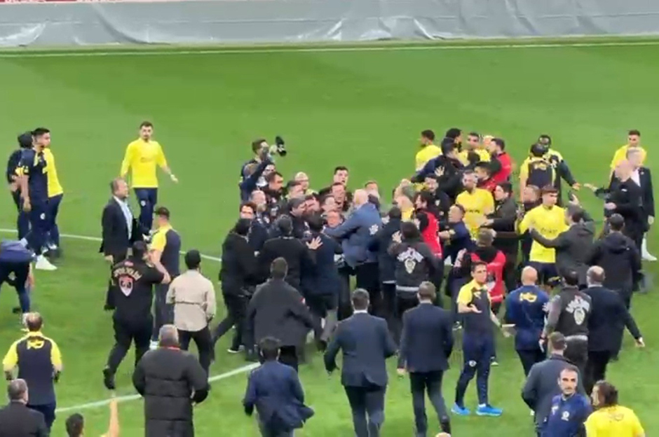 OLAYLI DERBİ: Fenerbahçeli 2 futbolcu hakkında zorla getirilme kararı  - 3. Foto